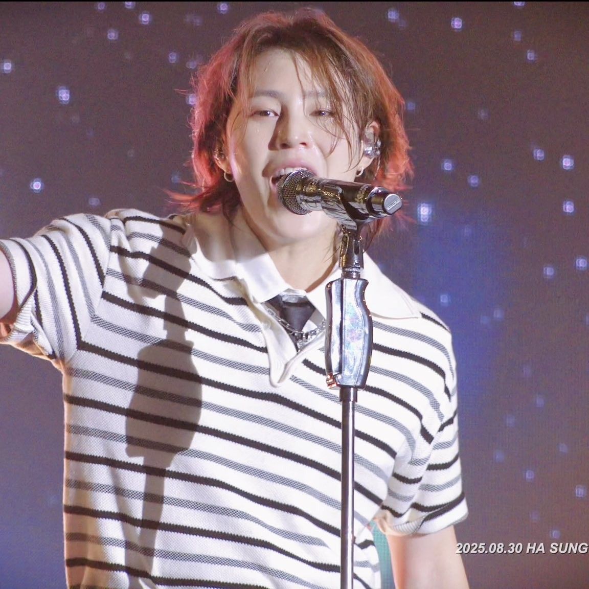 A moment captured by Ha Sungwoon's fan