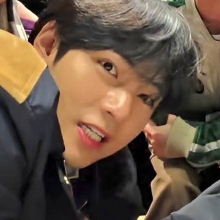 뷔 (방탄소년단)의 최신 사진