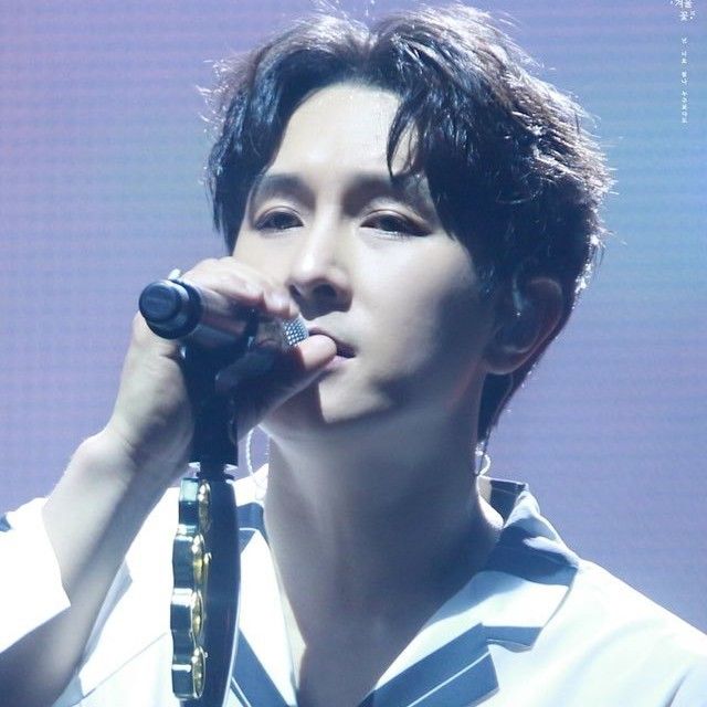 A moment captured by Kim Dongwan (SHINHWA)'s fan