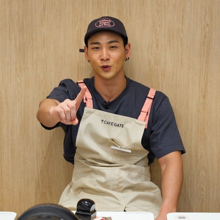 Behind-the-scenes cut of Baekho