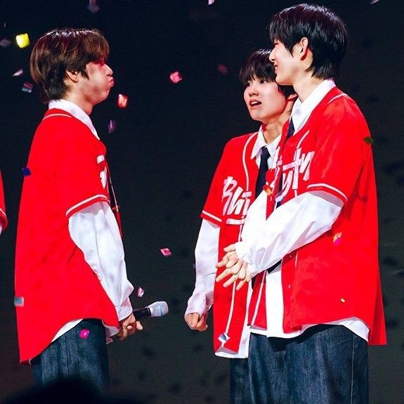 A moment captured by JL (AHOF)'s fan