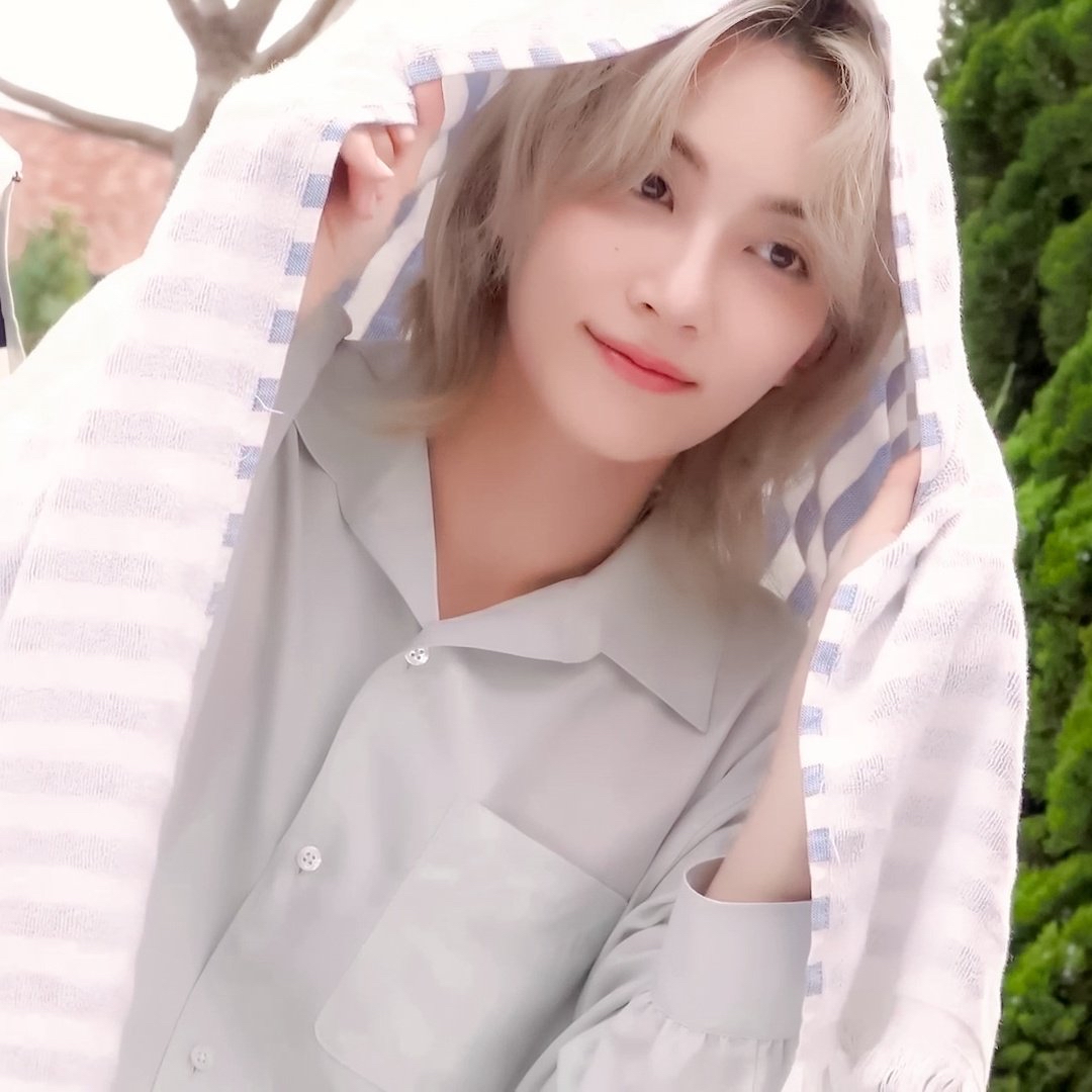 A moment captured by Jeonghan (SEVENTEEN)'s fan