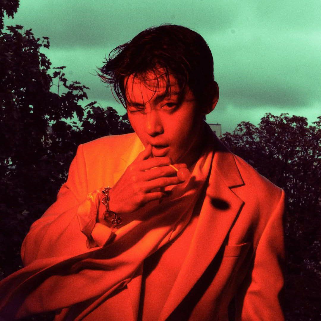 뷔 (방탄소년단)의 최신 사진