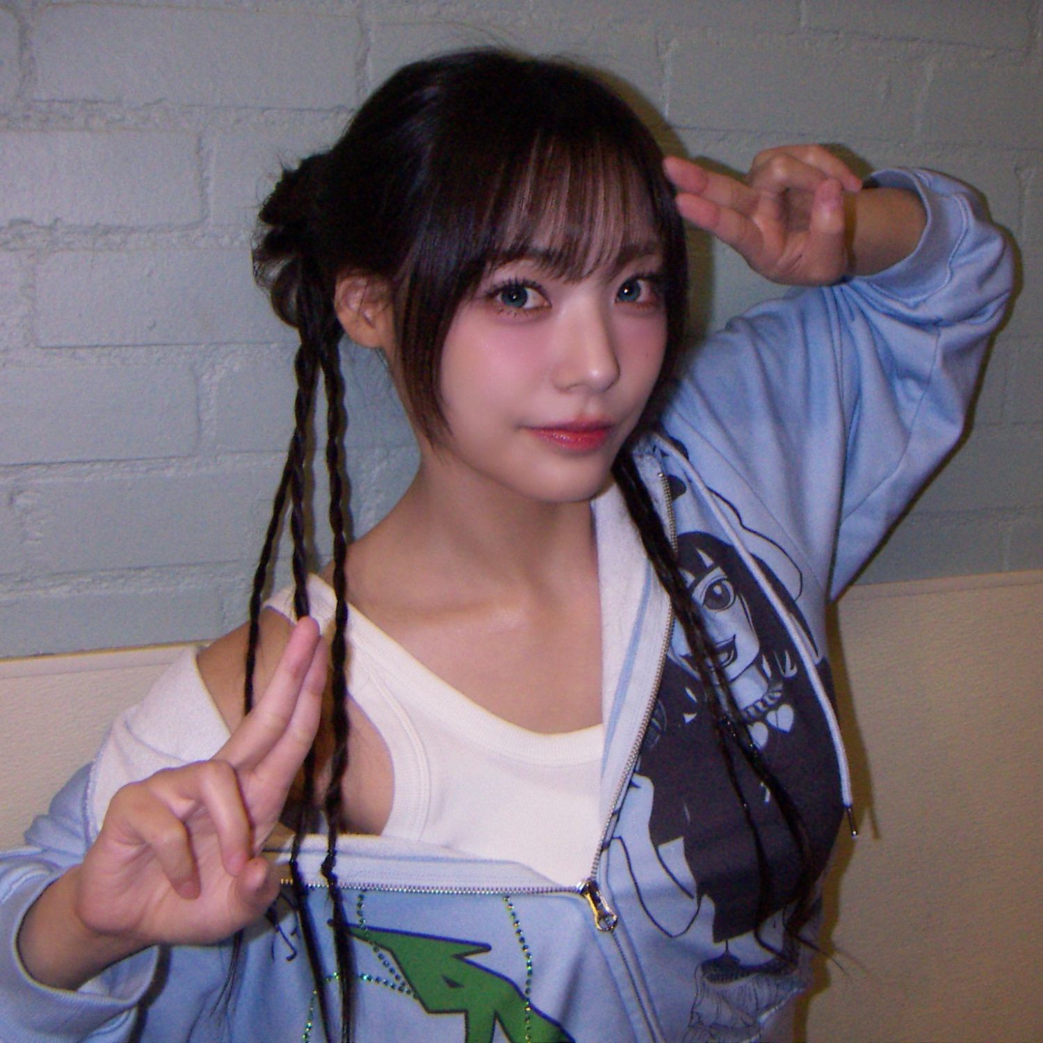 Behind-the-scenes cut of Siyeon (QWER)