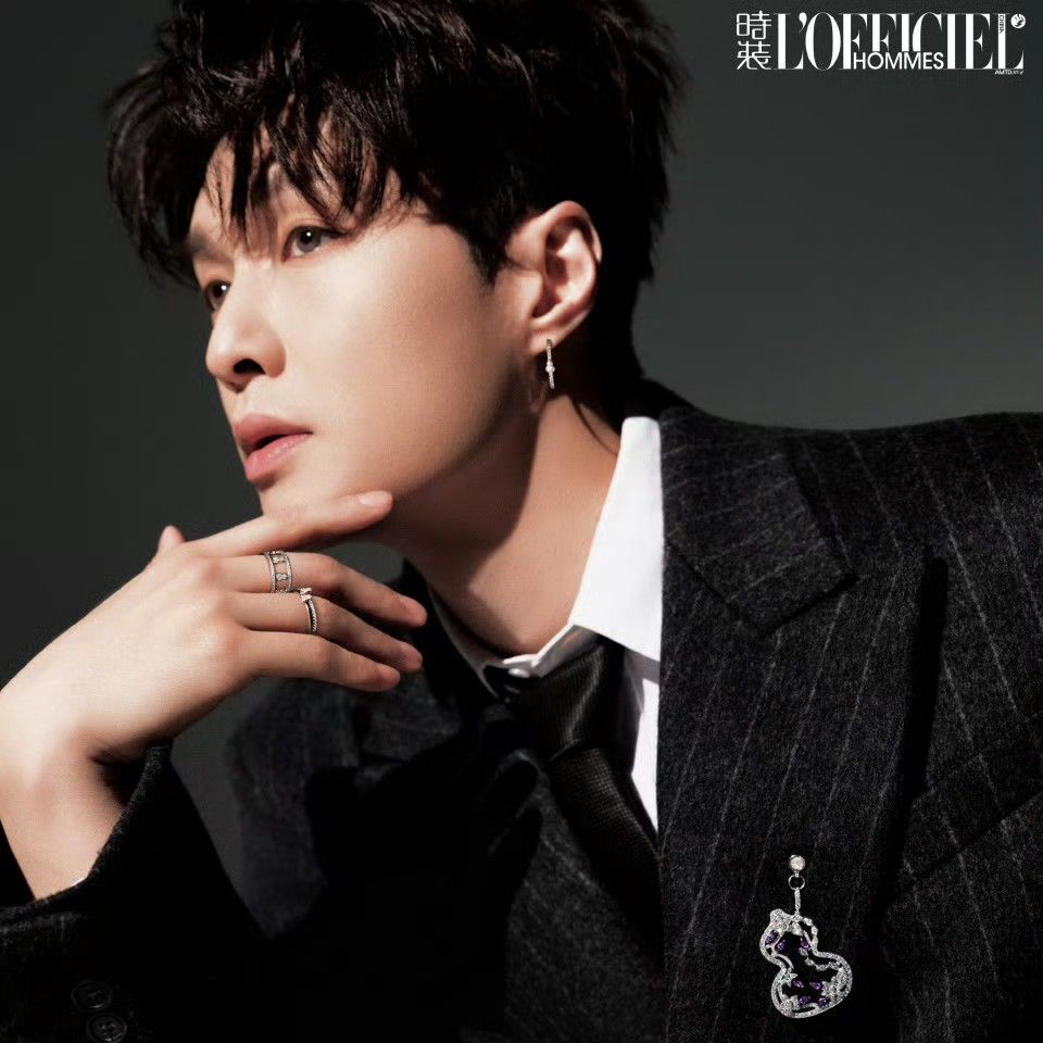 Behind-the-scenes cut of Lay (EXO)