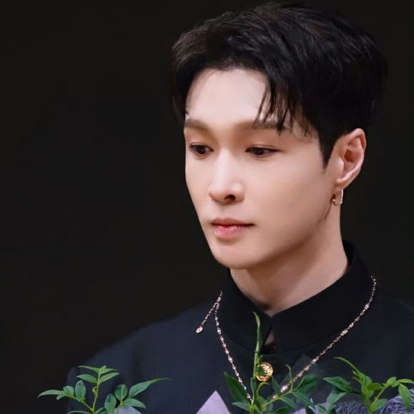 Behind-the-scenes cut of Lay (EXO)