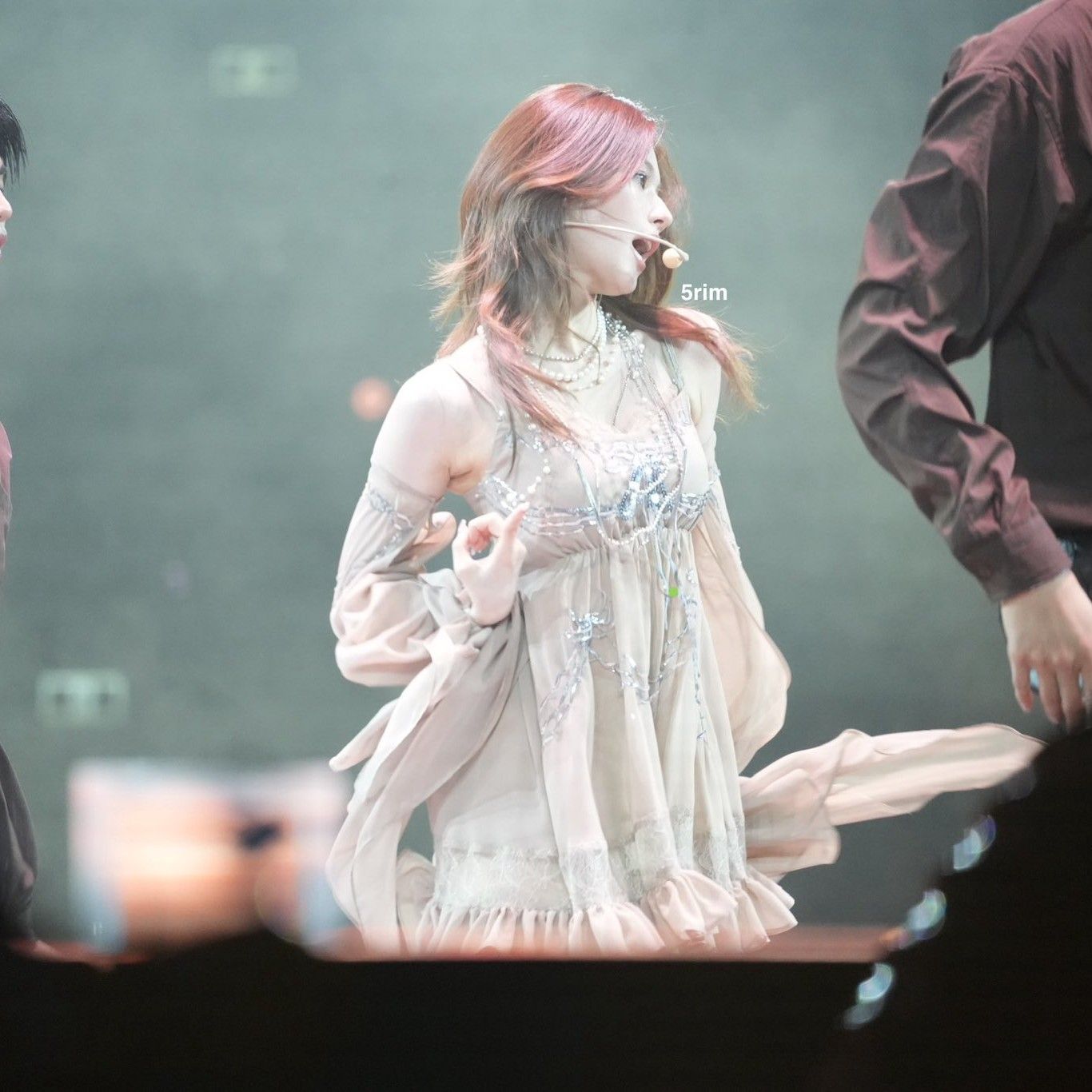 사나 (TWICE)의 비하인드 컷