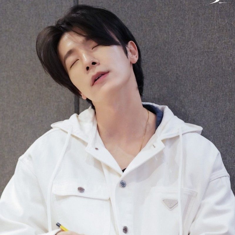 Behind-the-scenes cut of Donghae (Super Junior)