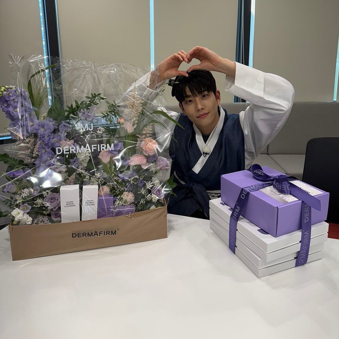 A moment captured by MJ (ASTRO)'s fan