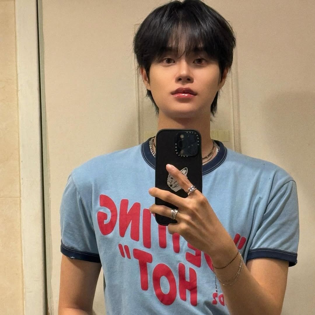 A moment captured by Lee Daehwi (AB6IX)'s fan