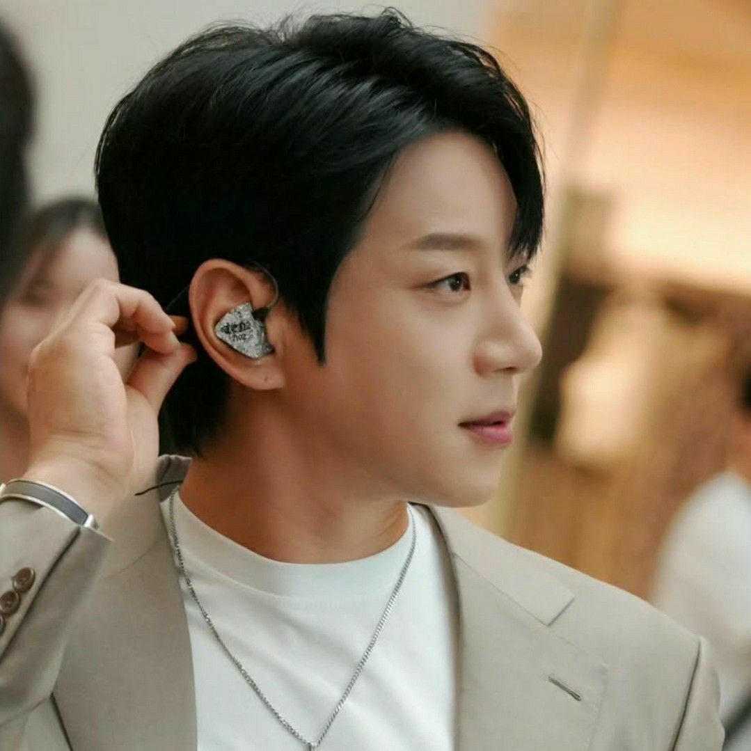 Latest photo of Hwang Chiyeol