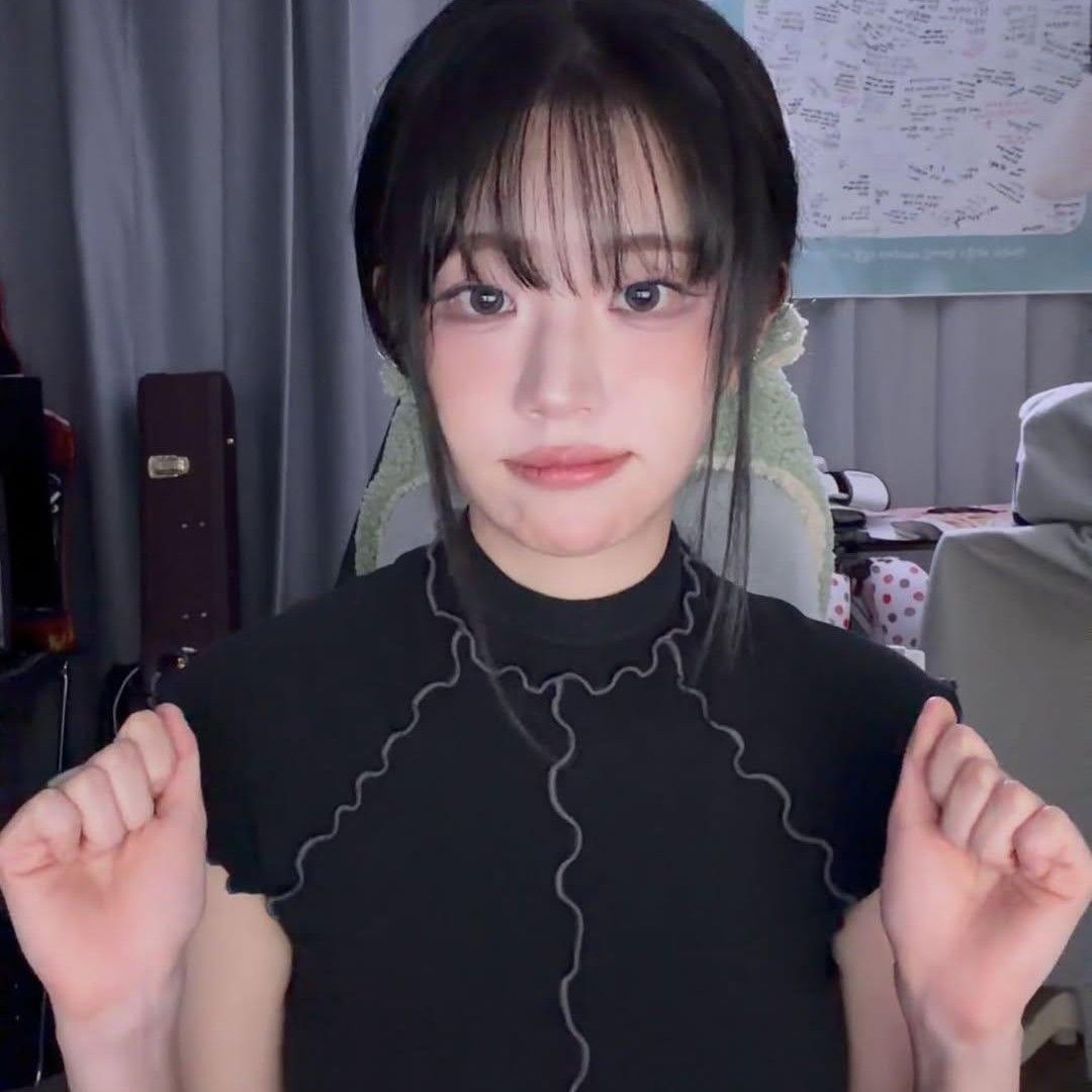 Behind-the-scenes cut of QWER