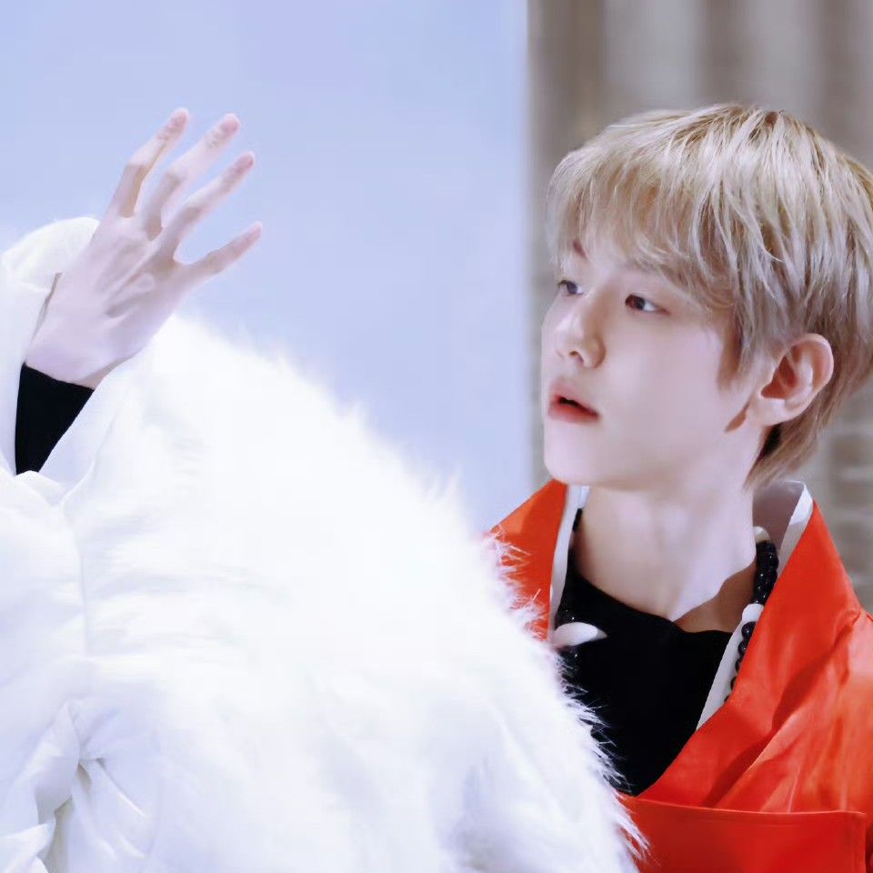 백현 (EXO)의 최신 사진