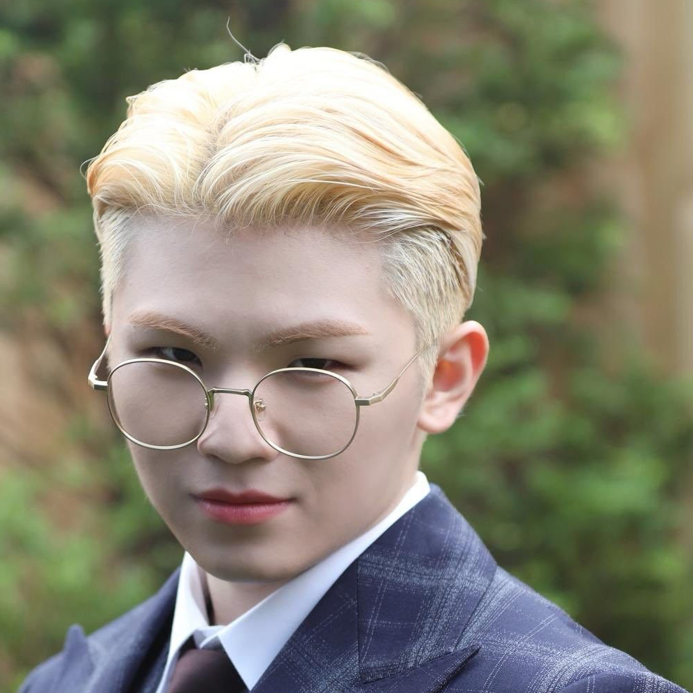 Woozi (SEVENTEEN)的最新活動照片