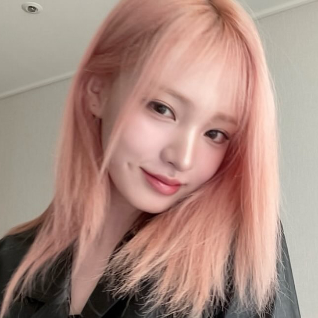 Foto terbaru LIZ (IVE)