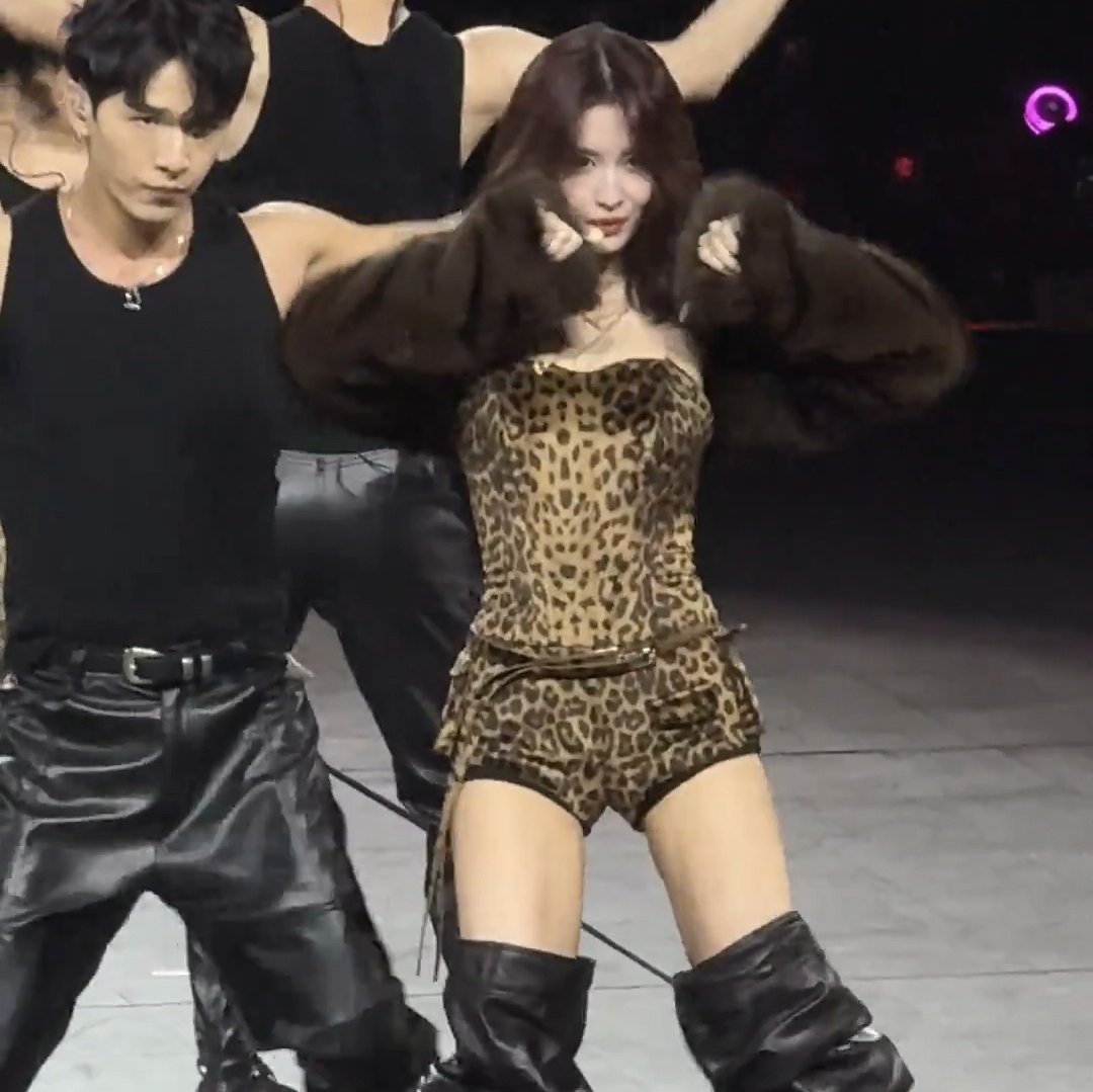 모모 (TWICE)의 비하인드 컷