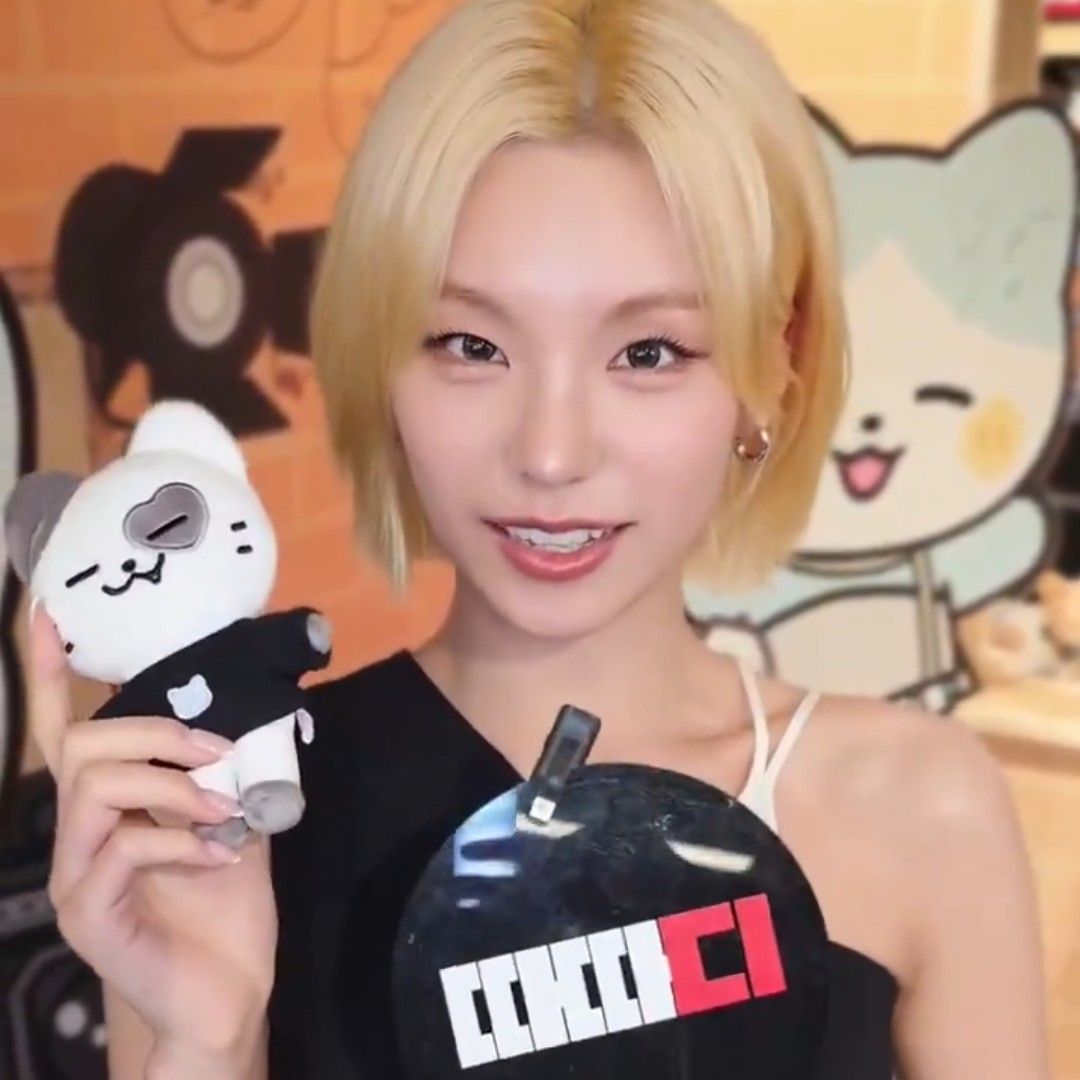 Latest photo of Yeji (ITZY)