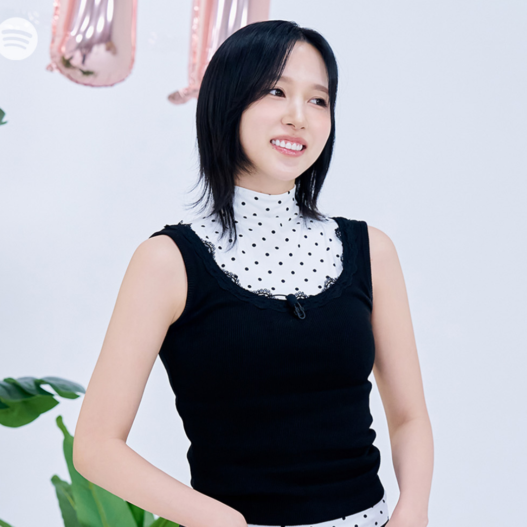 Behind-the-scenes cut of Mina (TWICE)