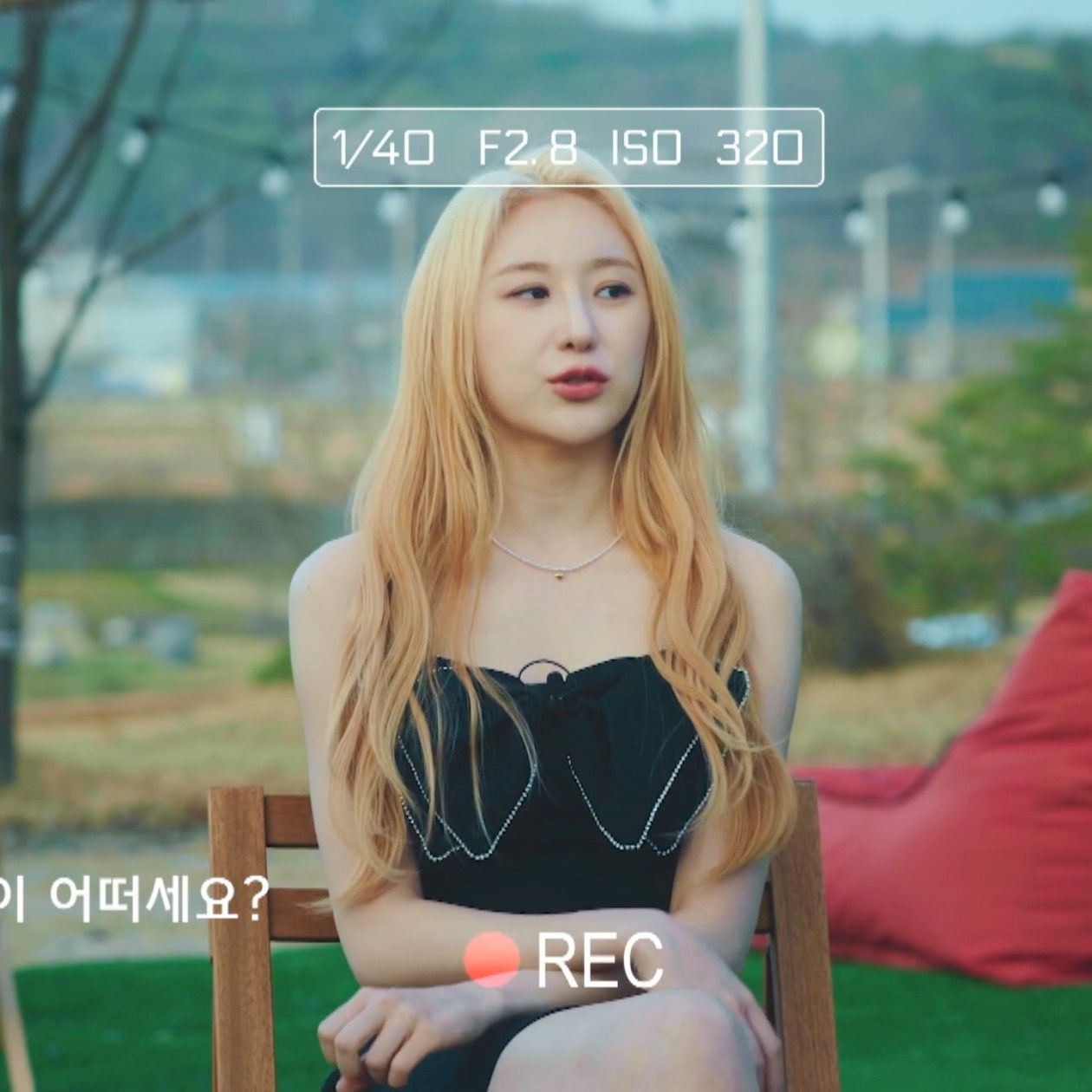 A moment captured by Lee Chaeyeon's fan