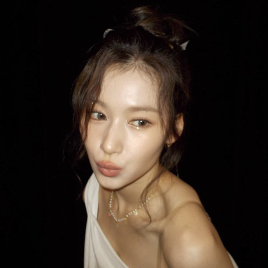 Latest photo of Sana (TWICE)