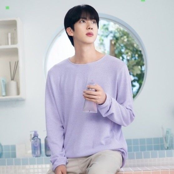Foto aktivitas terbaru Jin (BTS)