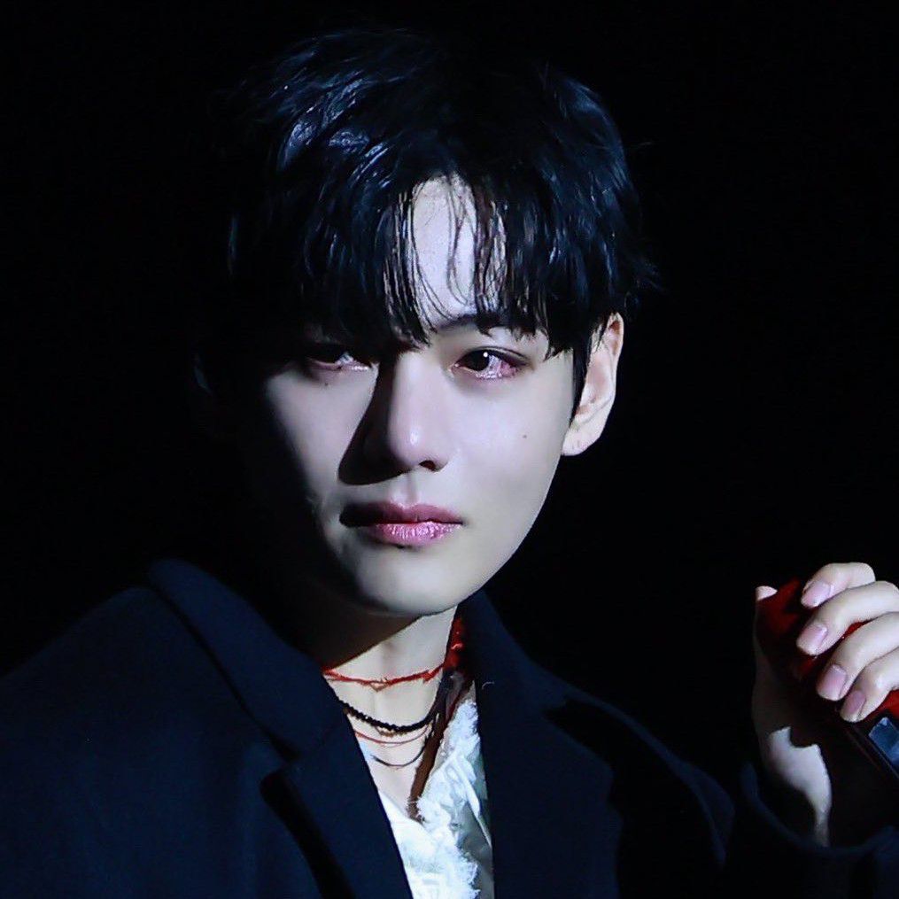 Behind-the-scenes cut of V (BTS)