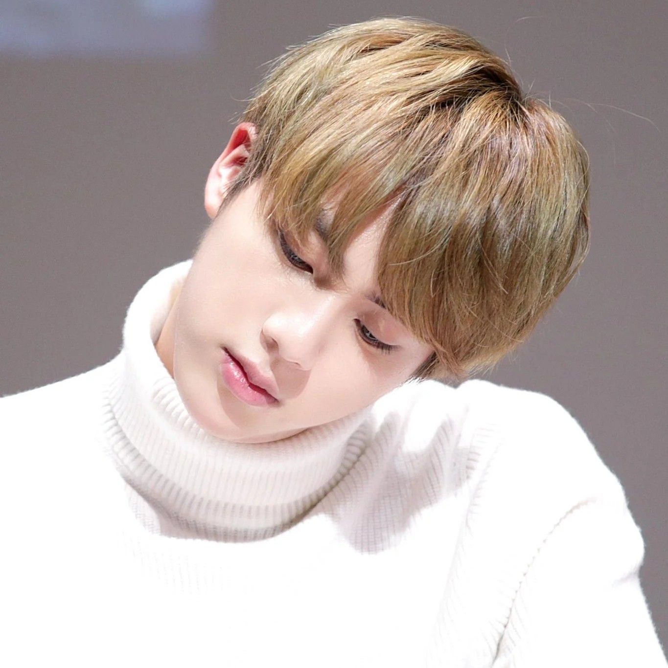 Foto aktivitas terbaru Jin (BTS)