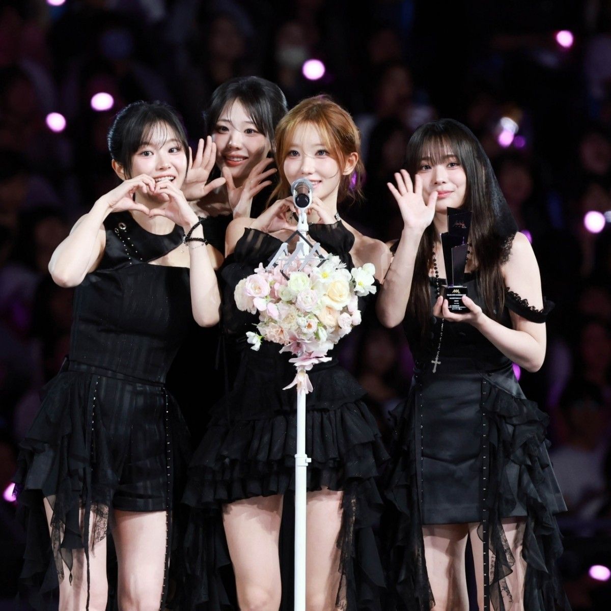 Behind-the-scenes cut of QWER