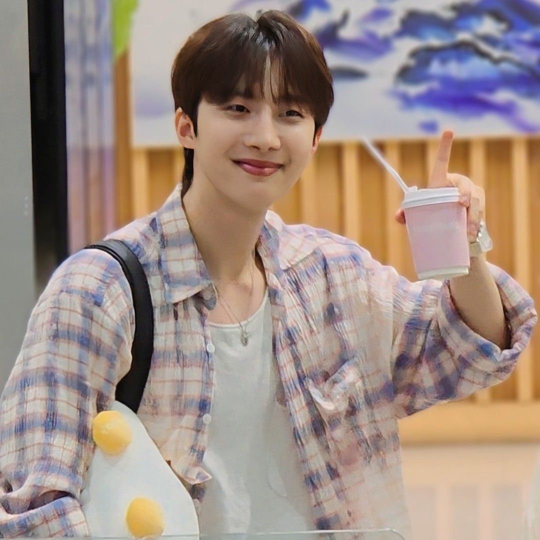 A moment captured by Hui (PENTAGON)'s fan