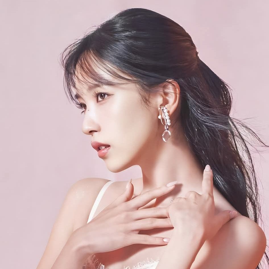 Behind-the-scenes cut of Mina (TWICE)