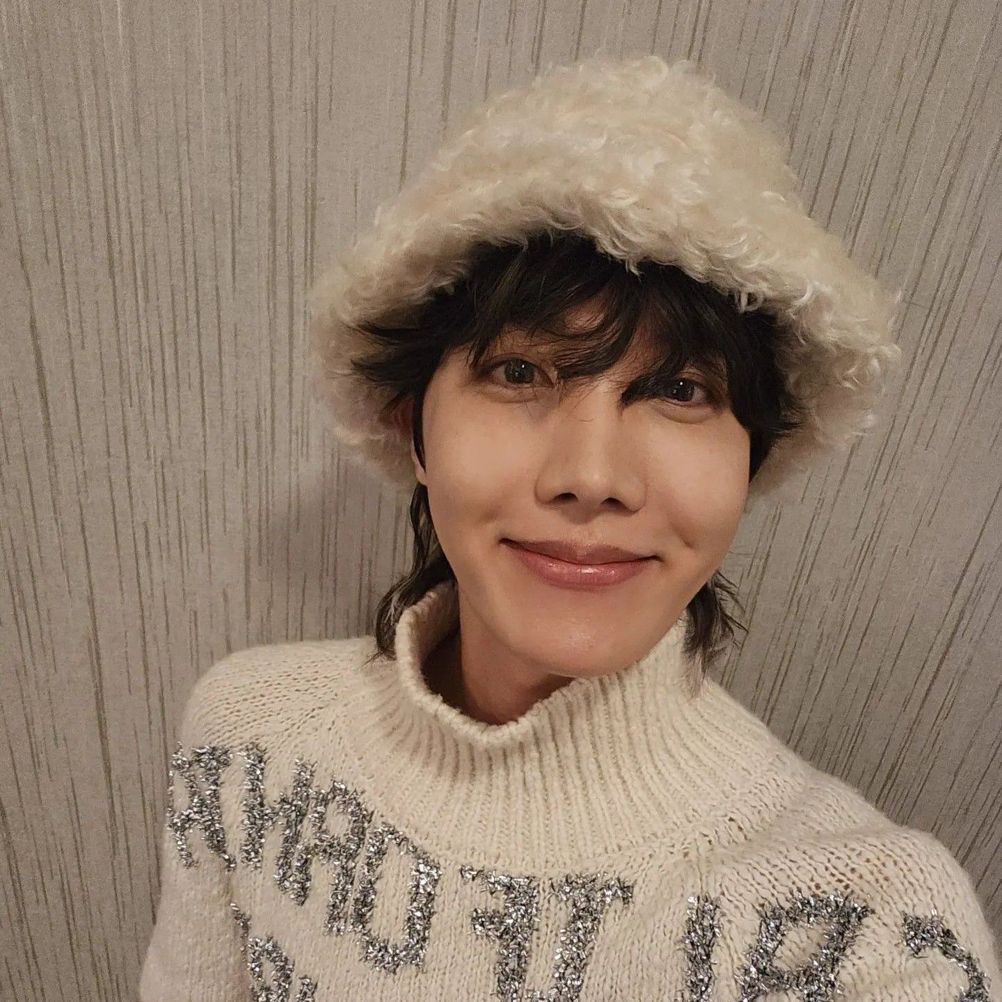 Foto aktivitas terbaru j-hope (BTS)