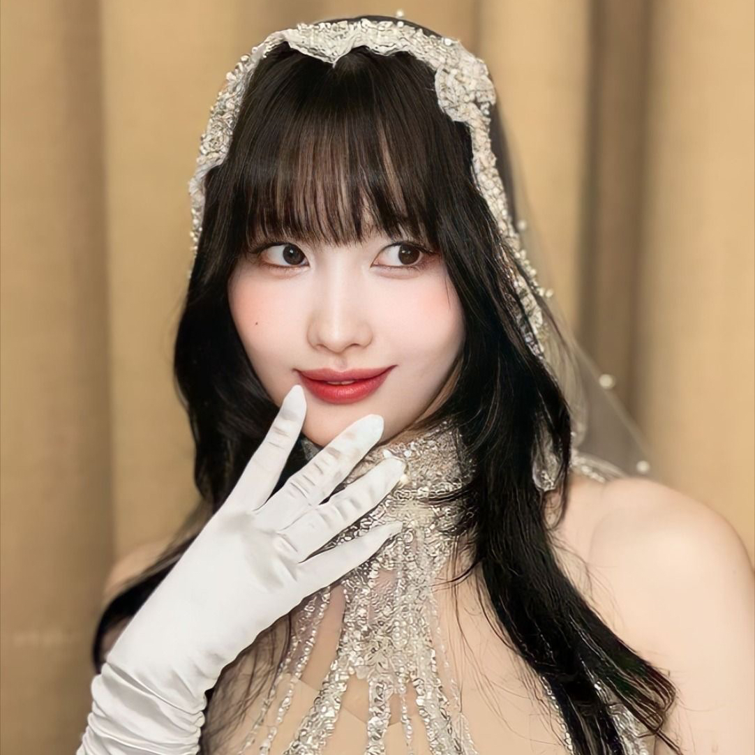 Behind-the-scenes cut of Momo (TWICE)