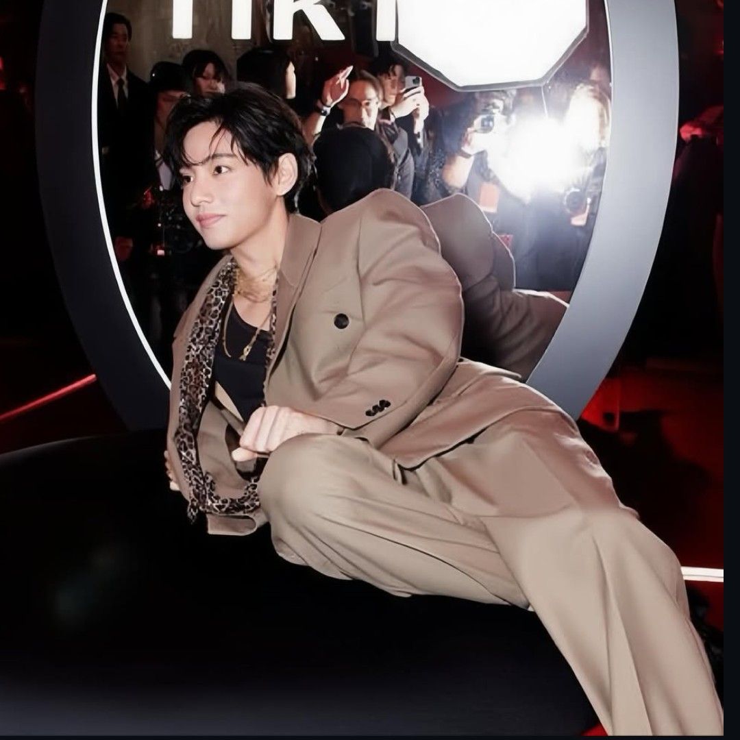 Behind-the-scenes cut of V (BTS)