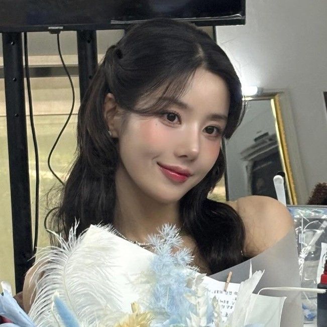 Behind-the-scenes cut of Kwon Eunbi