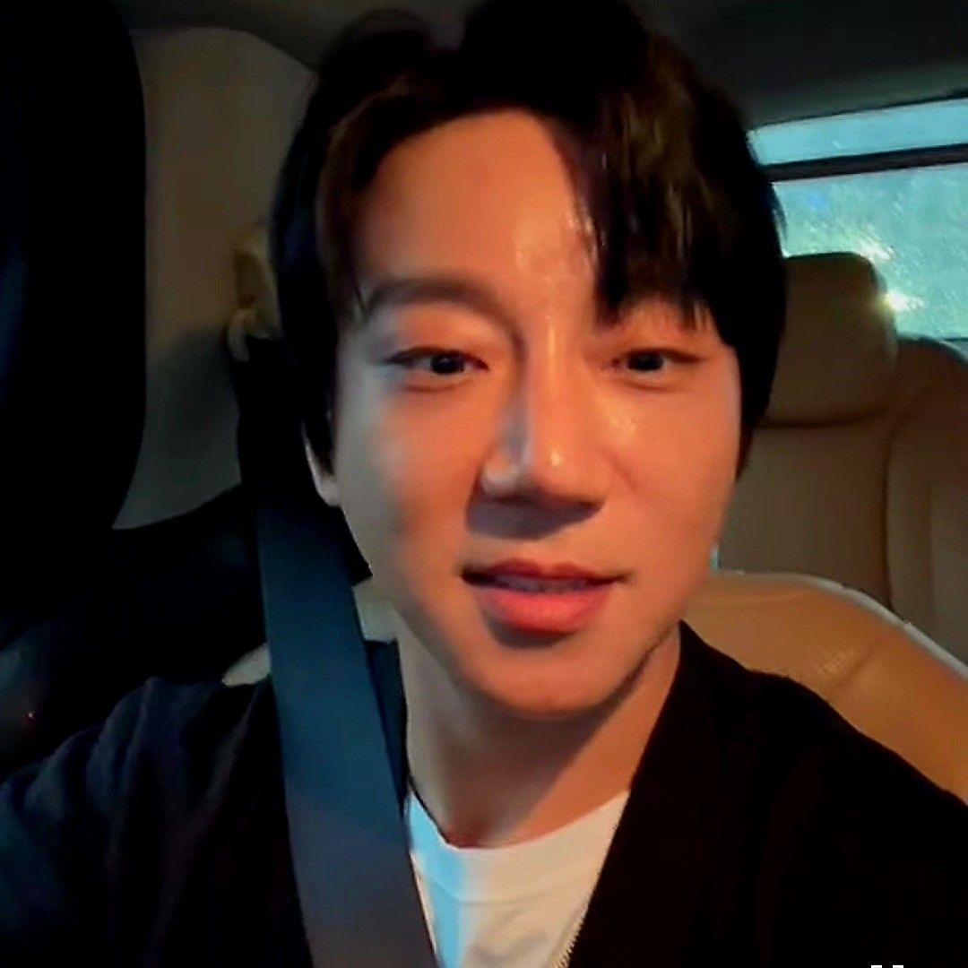 Latest photo of Hwang Chiyeol