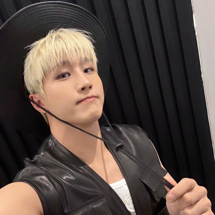 A moment captured by Jinjin (ASTRO)'s fan