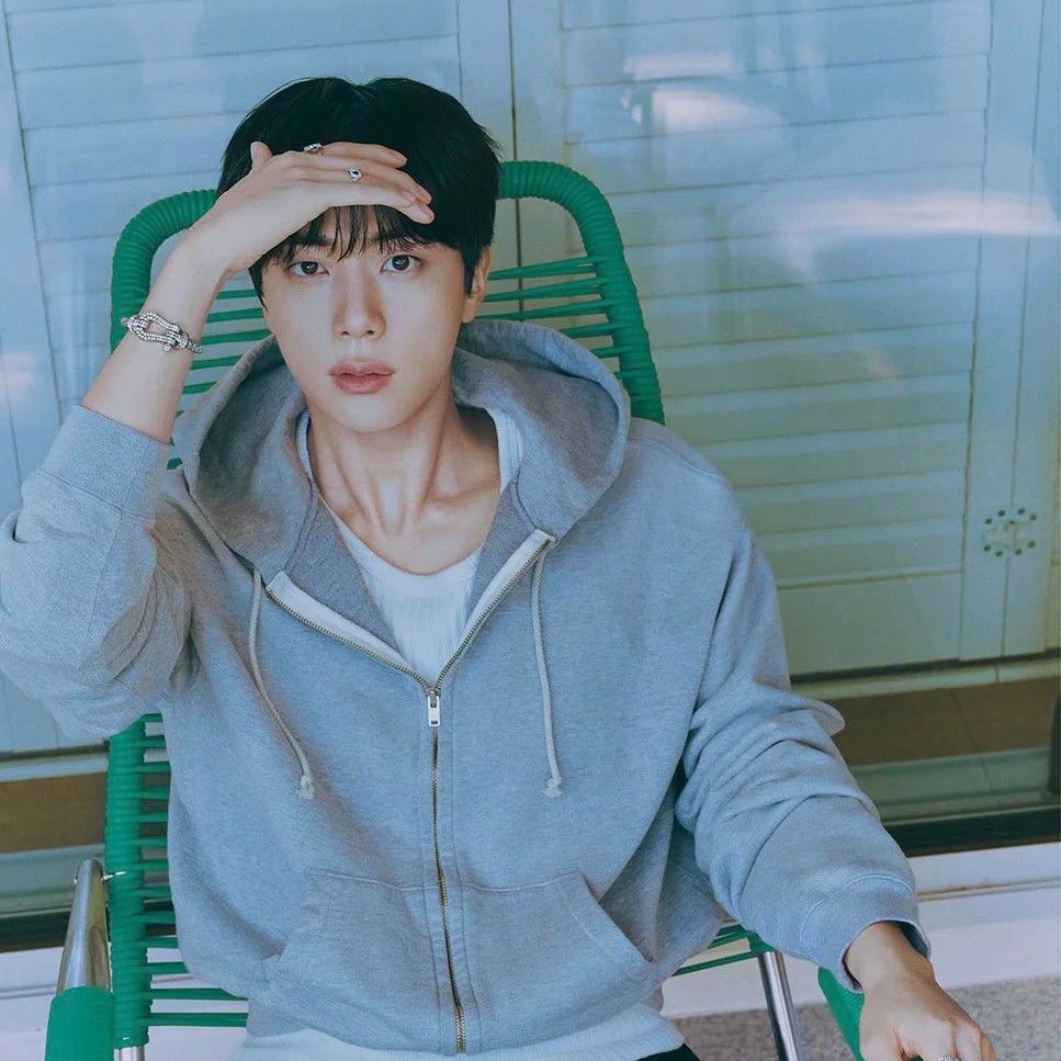 Behind-the-scenes cut of BTS