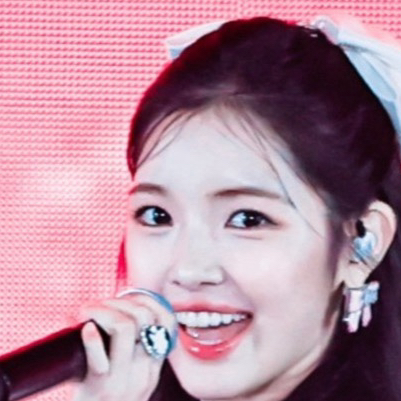 A moment captured by Yuha (Hearts2Hearts)'s fan