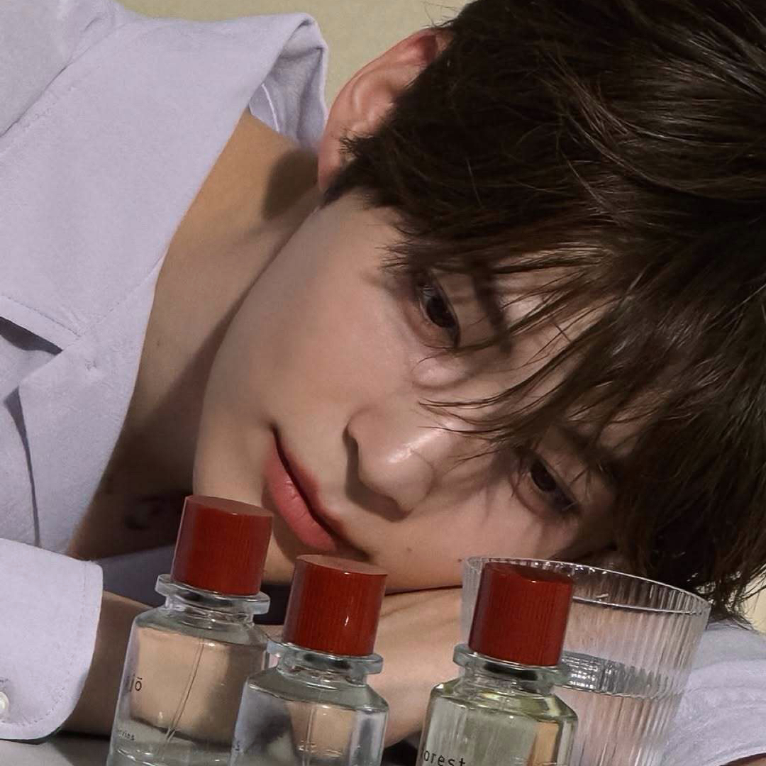 Foto terbaru Sung Hanbin (ZEROBASEONE)