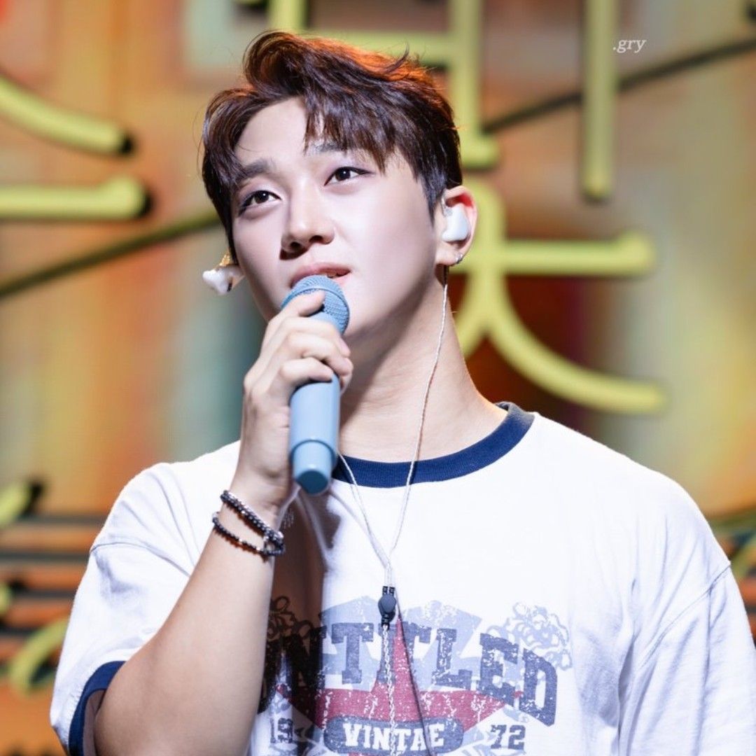 A moment captured by Hong Joochan (GoldenChild)'s fan