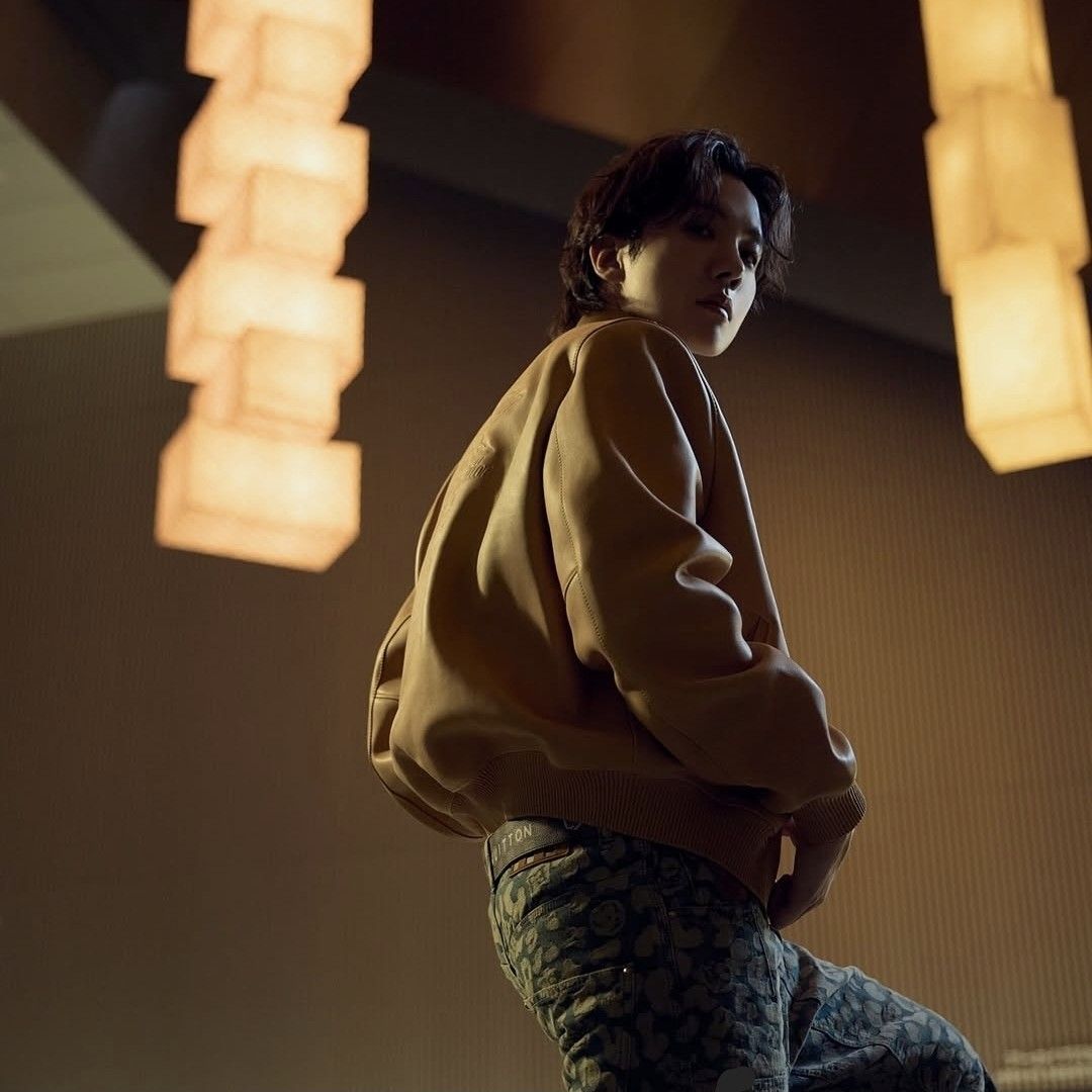 Foto aktivitas terbaru j-hope (BTS)