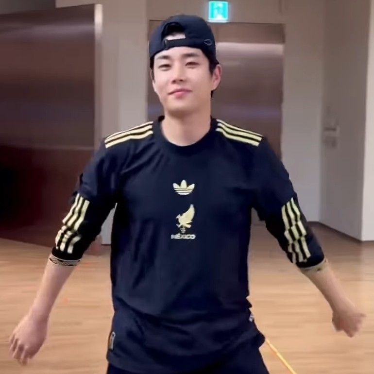 Behind-the-scenes cut of MJ (ASTRO)