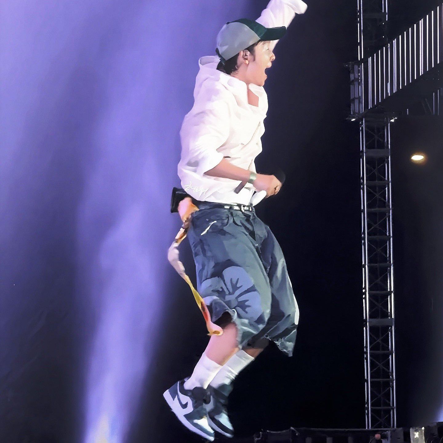 Behind-the-scenes cut of Donghae (Super Junior)