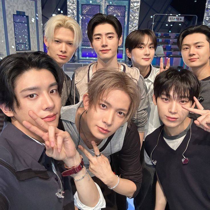 Foto aktivitas terbaru ENHYPEN