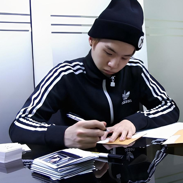 Foto terbaru SUGA (BTS)