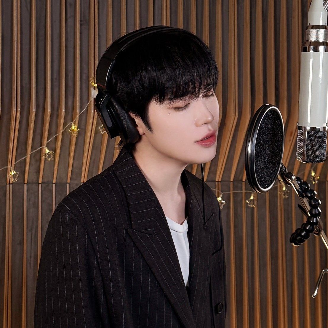 Recent activity shot of Kim Taerae (ZEROBASEONE)