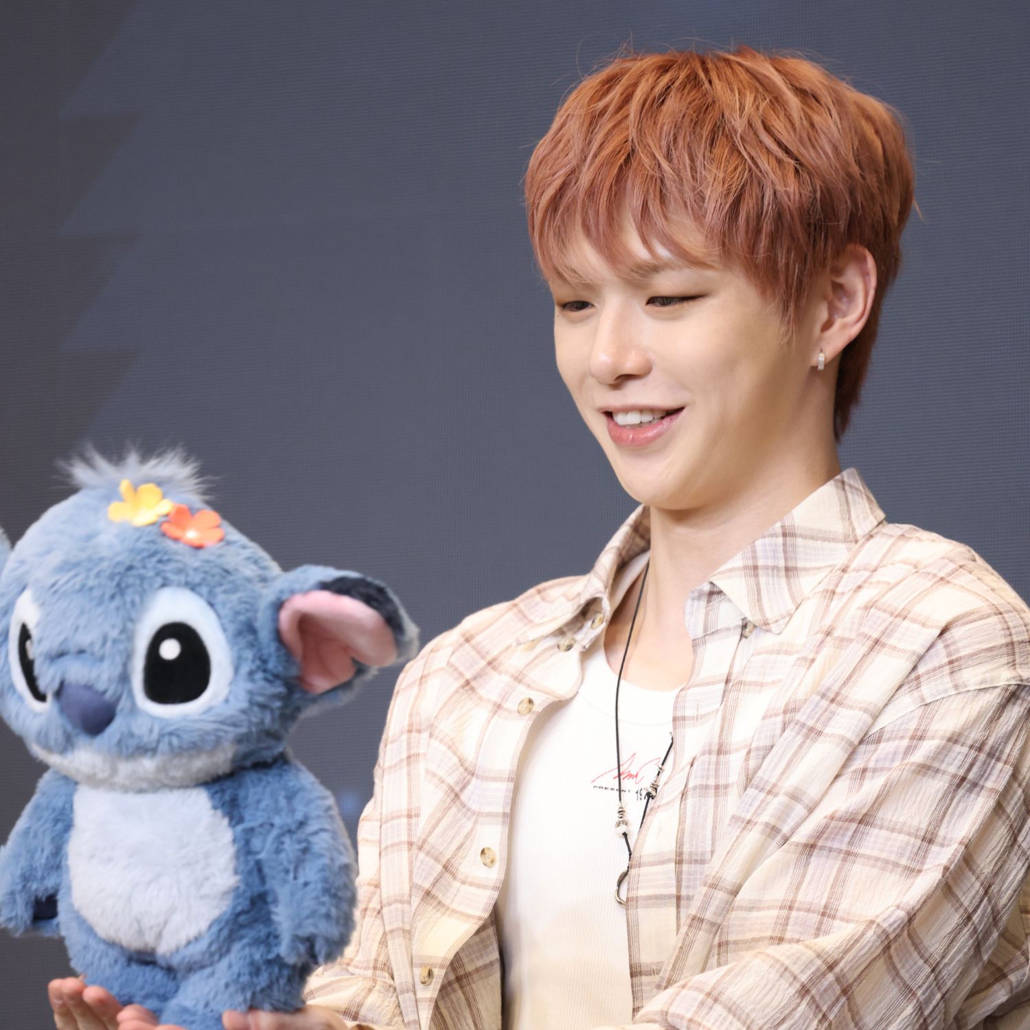 Behind-the-scenes cut of Kang Daniel