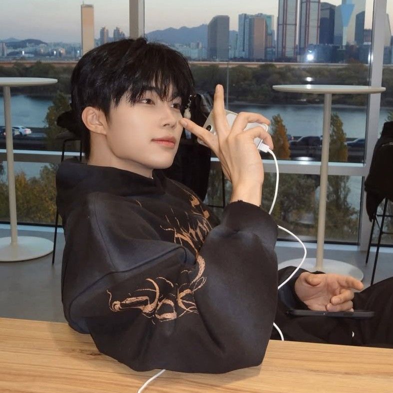 Potret di balik layar Park Gunwook (ZEROBASEONE)