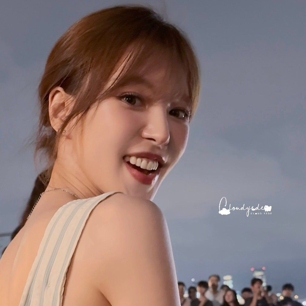 Behind-the-scenes cut of Wendy (Red Velvet)