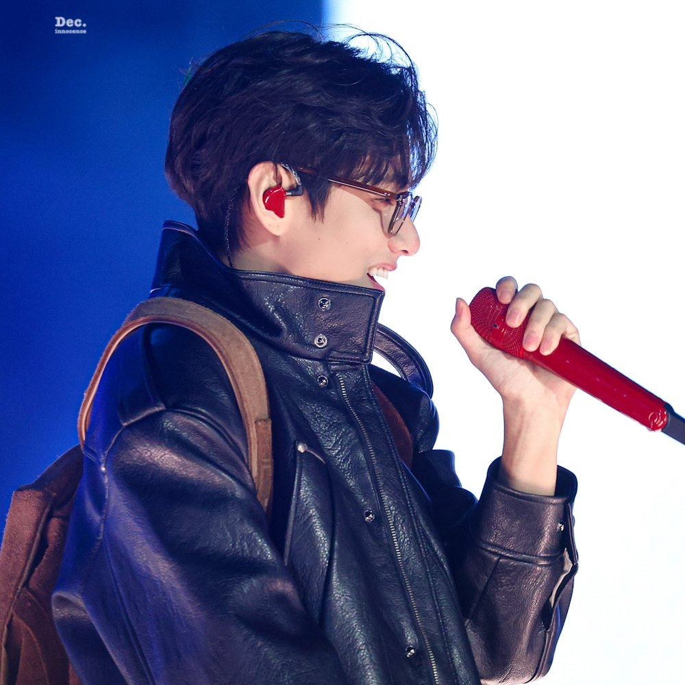 Behind-the-scenes cut of V (BTS)